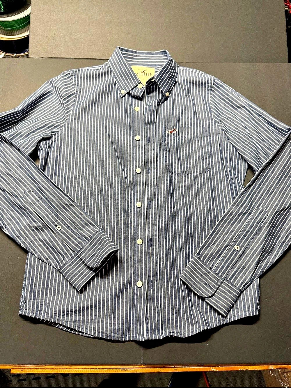 Hollister Striped Button Down Shirt in Blue & White Size Medium 1074